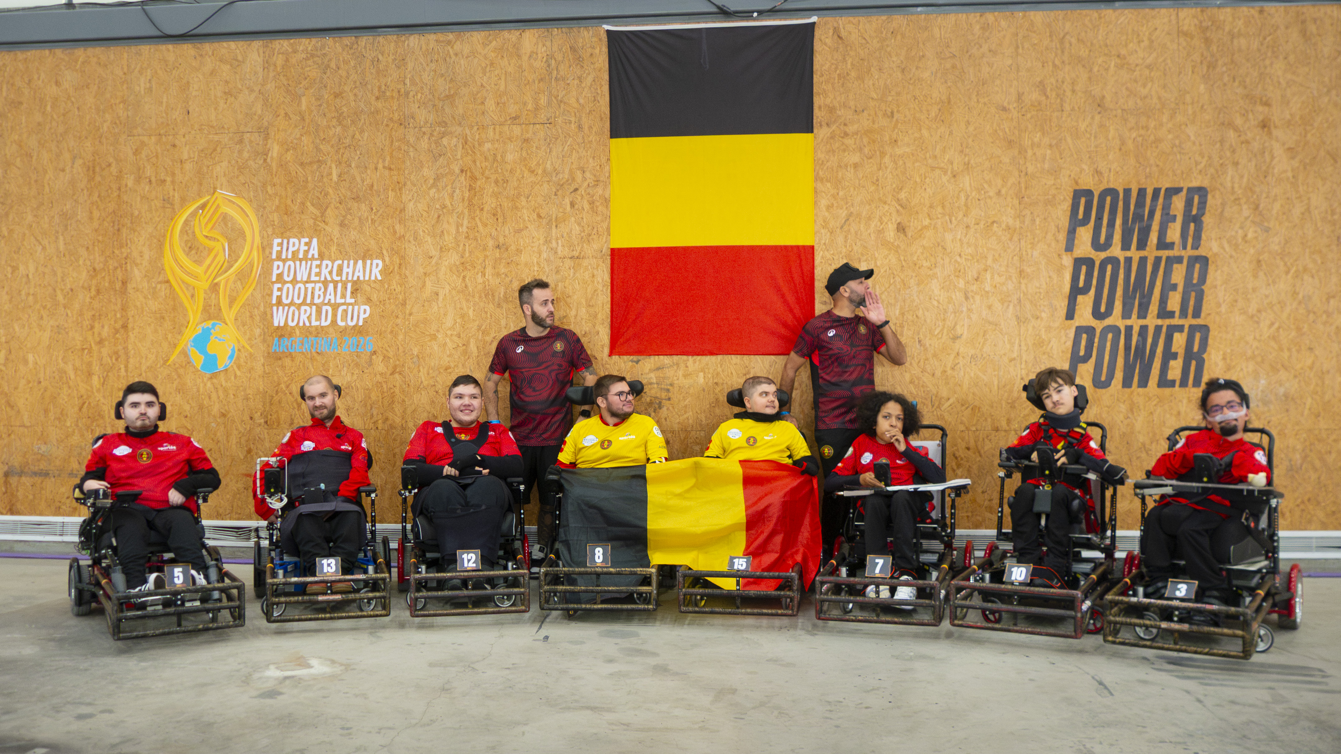 Les RedWheels posent devant le drapeau belge à la coupe du monde