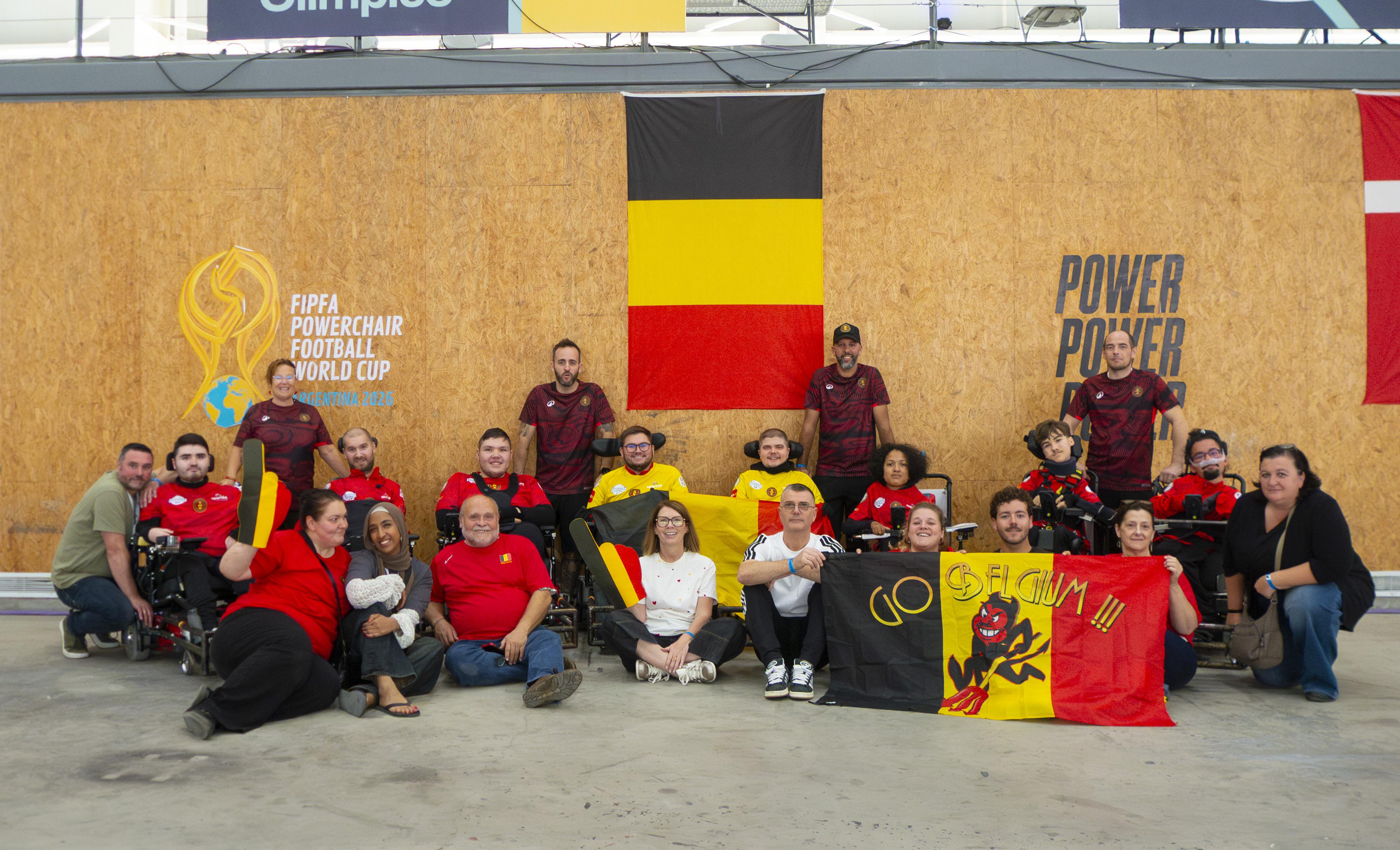 Les RedWheels et les accompagnants posent à la coupe du monde